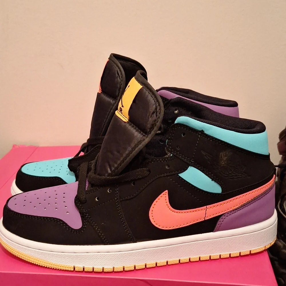 Sneakers - Picture 2 of 4